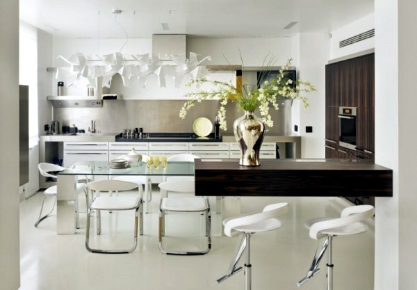 Color combinations and contrasts in a modern apartment
