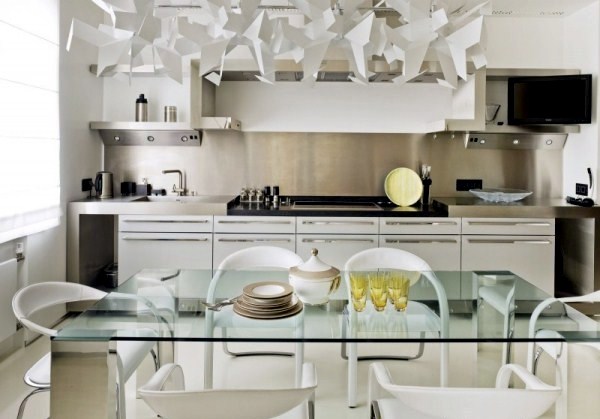 Color combinations and contrasts in a modern apartment