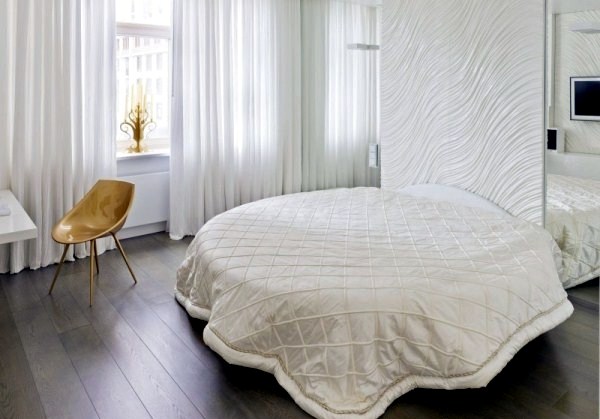 Color combinations and contrasts in a modern apartment