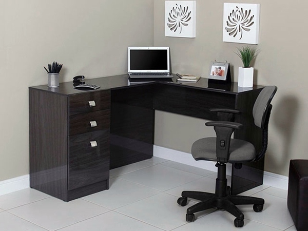 Computer tables, creating a creative working atmosphere