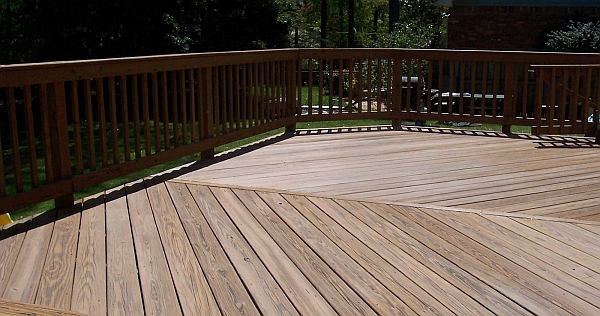 Remove the stains on the deck - Follow our tips!