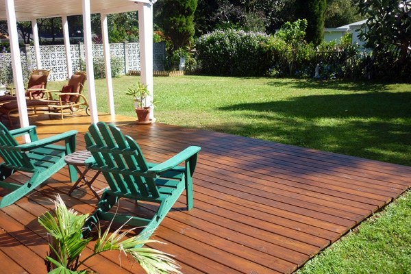 Remove the stains on the deck - Follow our tips!