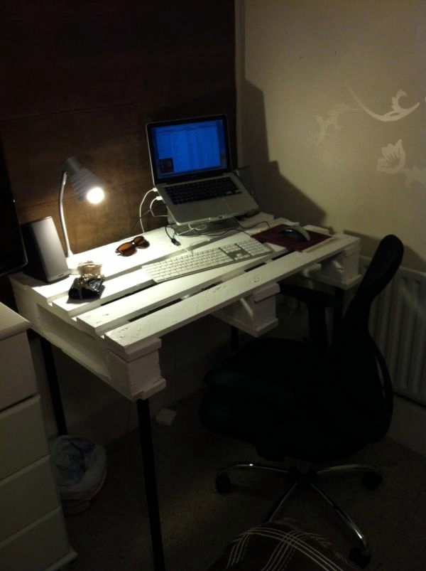 Save money and Customizing - 21 DIY Desks from Euro pallets