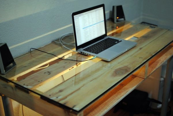 Save money and Customizing - 21 DIY Desks from Euro pallets