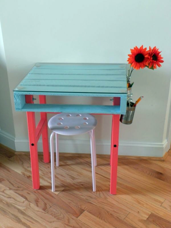 Save money and Customizing - 21 DIY Desks from Euro pallets