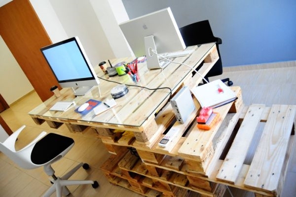 Save money and Customizing - 21 DIY Desks from Euro pallets