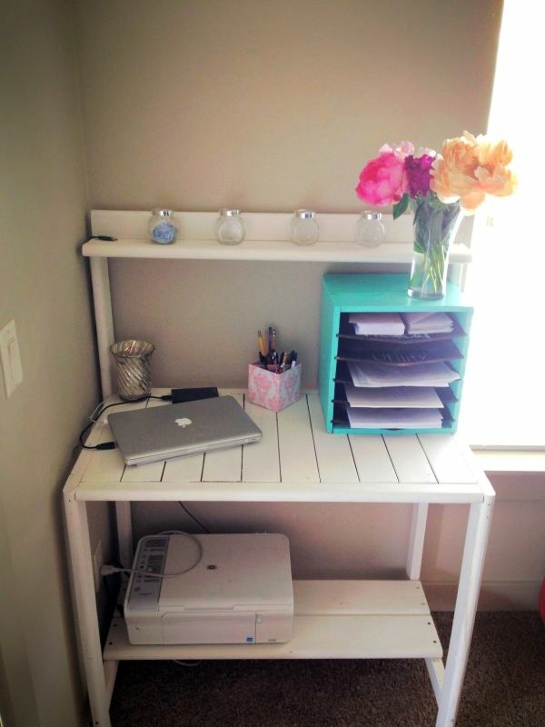 Save money and Customizing - 21 DIY Desks from Euro pallets
