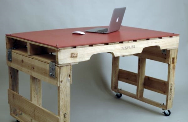 Save money and Customizing - 21 DIY Desks from Euro pallets