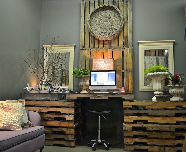 Save money and Customizing - 21 DIY Desks from Euro pallets