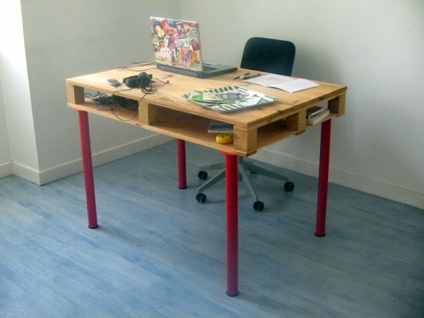 Save money and Customizing - 21 DIY Desks from Euro pallets
