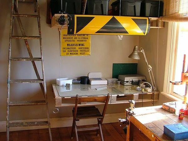 Save money and Customizing - 21 DIY Desks from Euro pallets