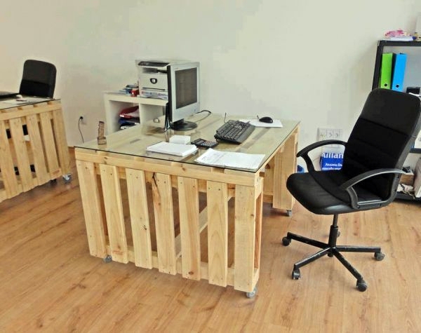 Save money and Customizing - 21 DIY Desks from Euro pallets
