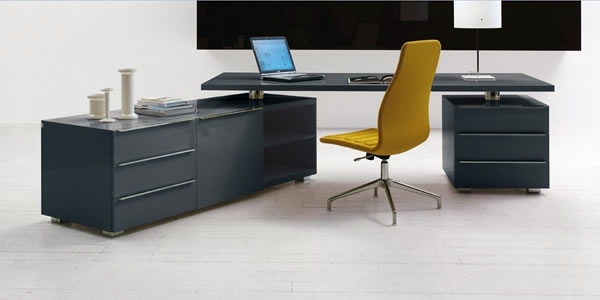 The stylish and contemporary desk by Cappellini The stylish and contemporary desk by Cappellini
