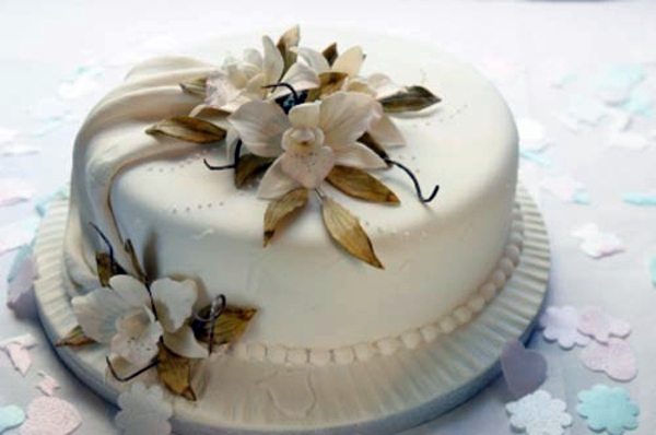 Lifestyle - Cheap two-tiered wedding cakes Lifestyle - Cheap two-tiered wedding cakes