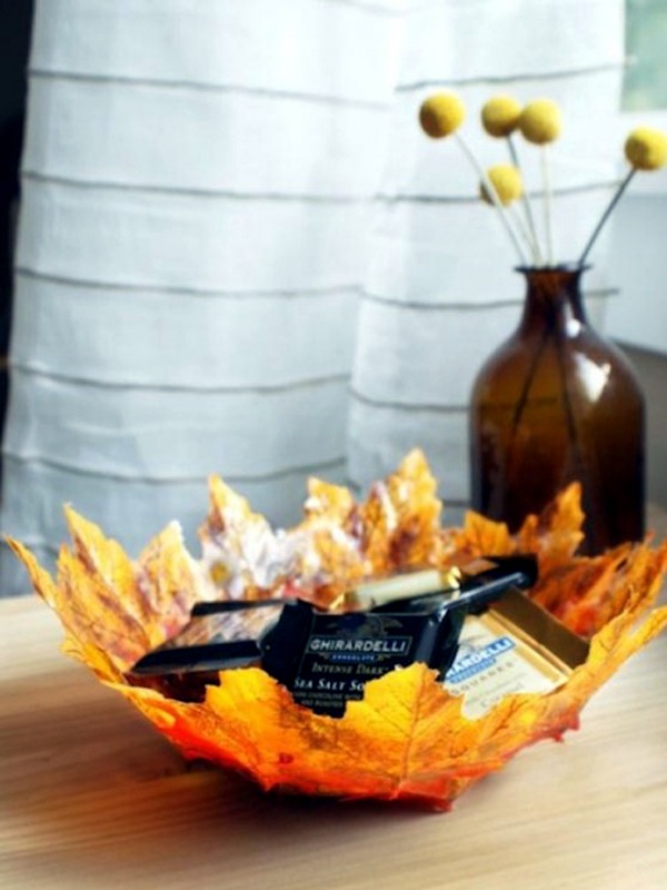 Pine cones and autumn leaves decorating ideas Pine cones and autumn leaves decorating ideas