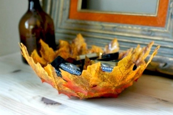 Pine cones and autumn leaves decorating ideas Pine cones and autumn leaves decorating ideas