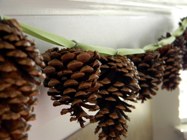 Pine cones and autumn leaves decorating ideas Pine cones and autumn leaves decorating ideas