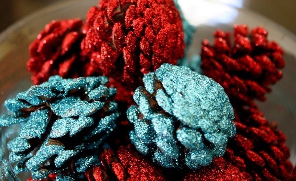 Pine cones and autumn leaves decorating ideas Pine cones and autumn leaves decorating ideas