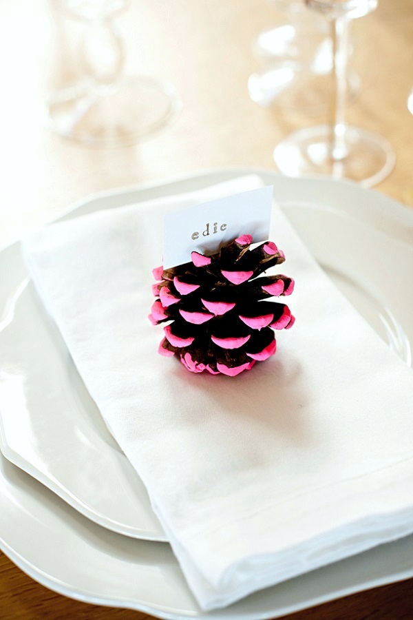 Pine cones and autumn leaves decorating ideas Pine cones and autumn leaves decorating ideas