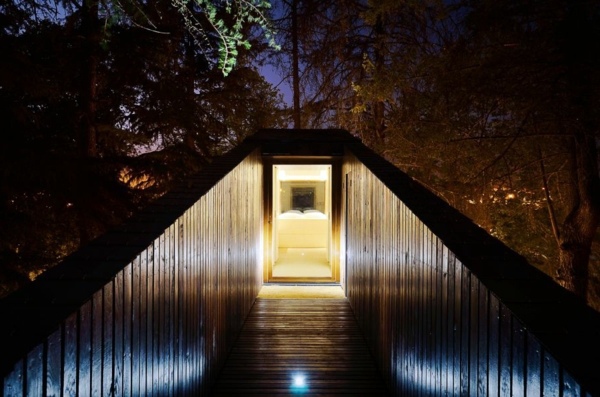 Two snake-like huts in the forest - a new term for tree house
