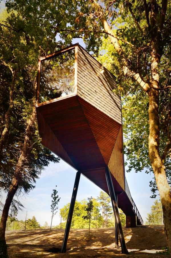 Two snake-like huts in the forest - a new term for tree house