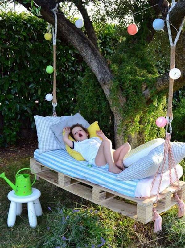 Cool wooden garden swing from pallets
