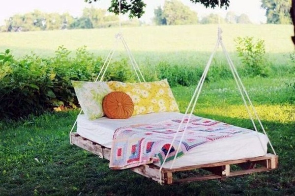 Cool wooden garden swing from pallets