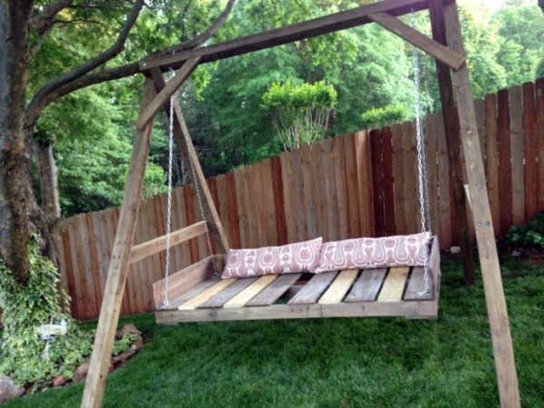 Cool wooden garden swing from pallets