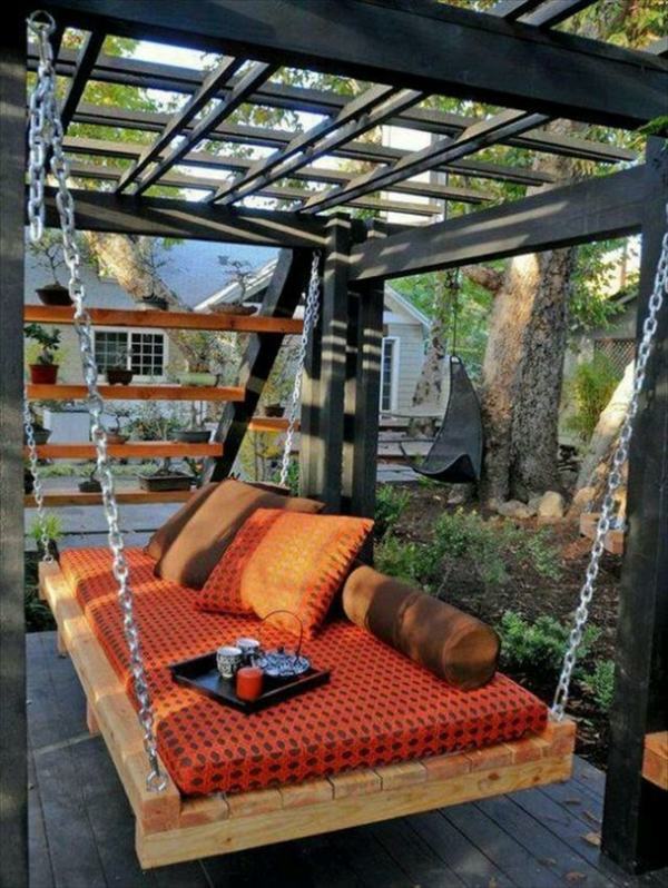 Cool wooden garden swing from pallets