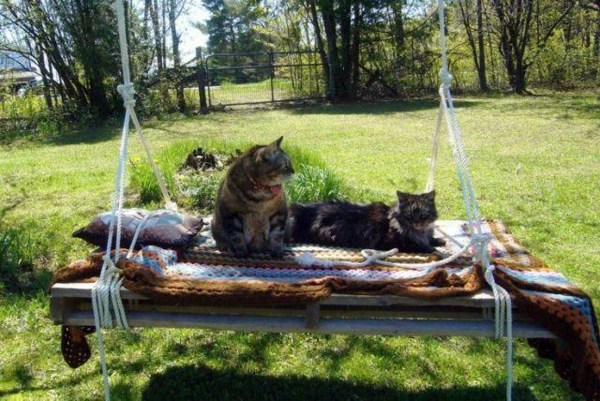 Cool wooden garden swing from pallets