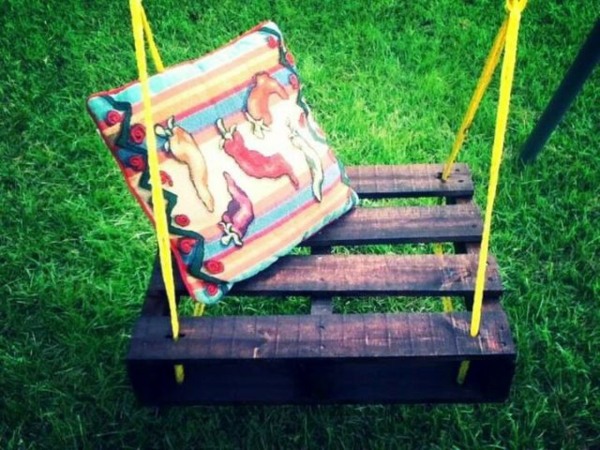 Cool wooden garden swing from pallets