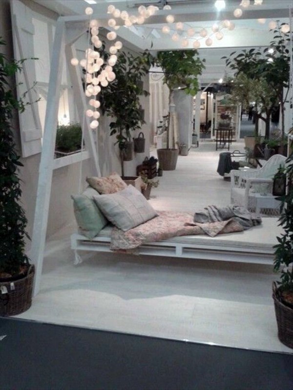 Cool wooden garden swing from pallets