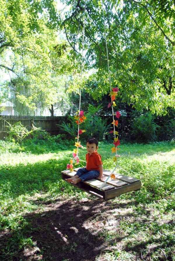 Cool wooden garden swing from pallets