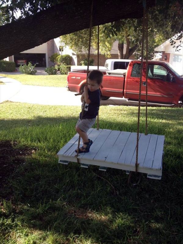 Cool wooden garden swing from pallets