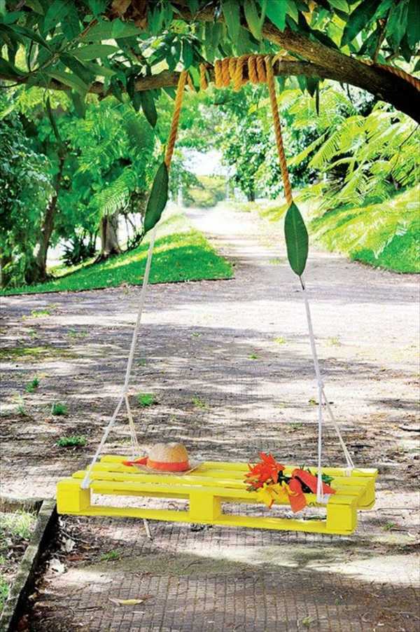 Cool wooden garden swing from pallets