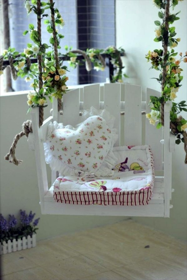 Cool wooden garden swing from pallets