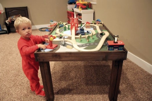 Amusing table to play - great idea for the kids