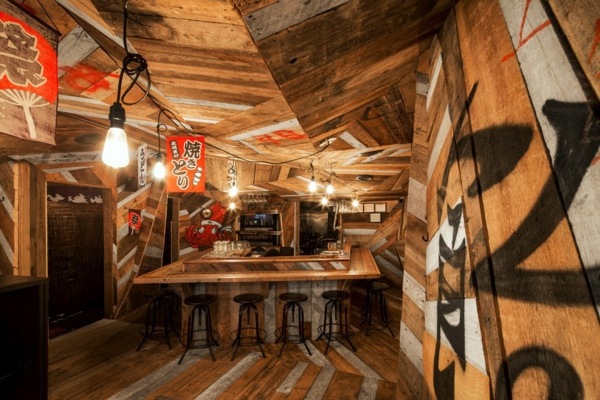 Lively bar and restaurant in a