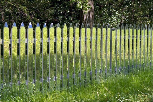 Garten und Landschaftsbau - Mirror picket fence reflects the landscape Garten und Landschaftsbau - Mirror picket fence reflects the landscape