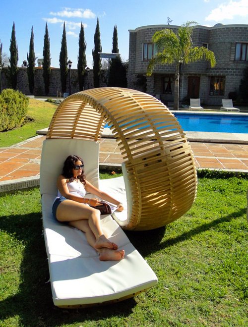 Double recliner outdoors by Victor M. Aleman