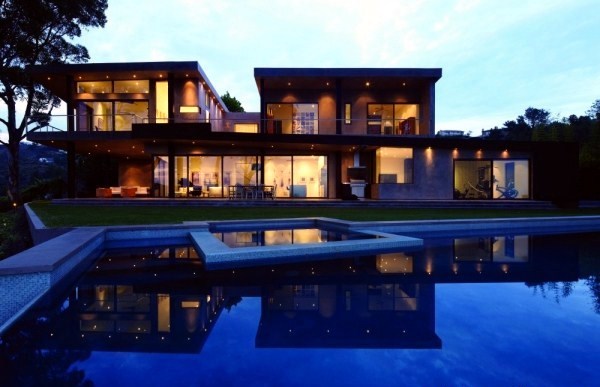 The Modern house on the hill and Magnificent views in the canyon The Modern house on the hill and Magnificent views in the canyon