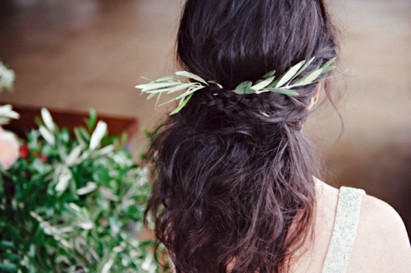 Lifestyle - Bridal hairstyle half open - come on in style under the hood! Lifestyle - Bridal hairstyle half open - come on in style under the hood!
