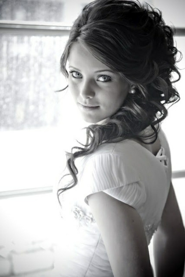 Bridal hairstyle half open - come on in style under the hood!