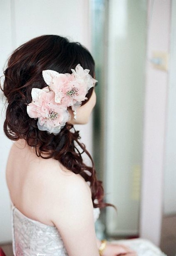 Bridal hairstyle half open - come on in style under the hood!