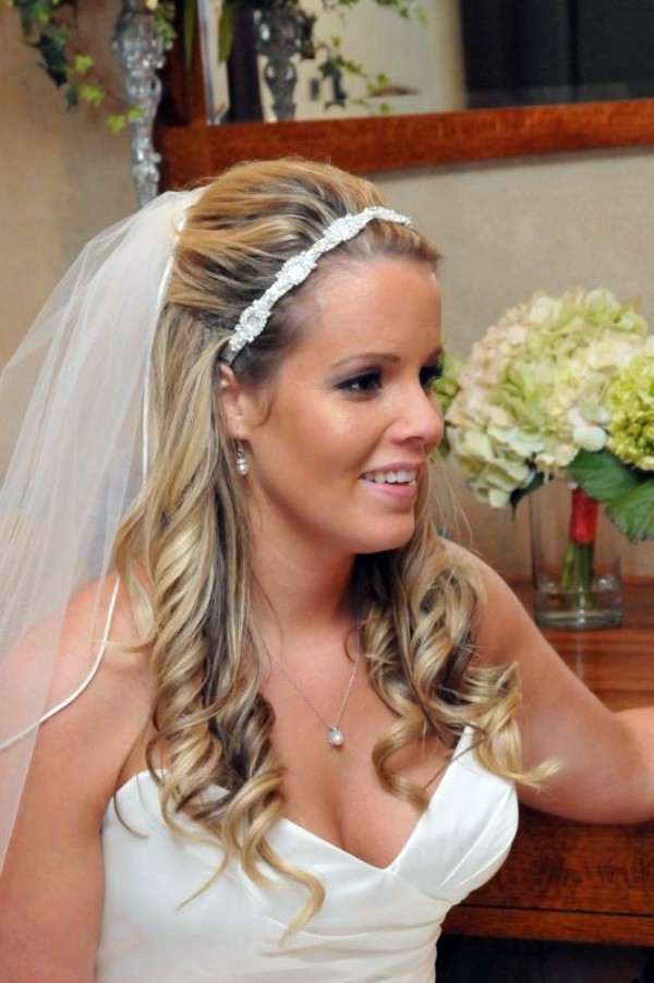Bridal hairstyle half open - come on in style under the hood!