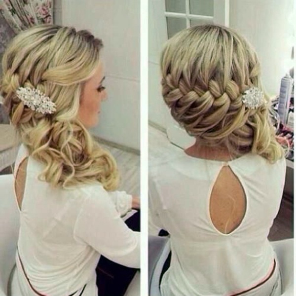 Bridal hairstyle half open - come on in style under the hood!