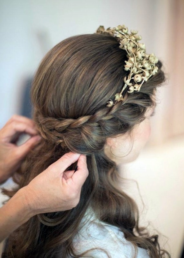 Bridal hairstyle half open - come on in style under the hood!