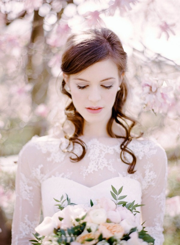 Bridal hairstyle half open - come on in style under the hood!