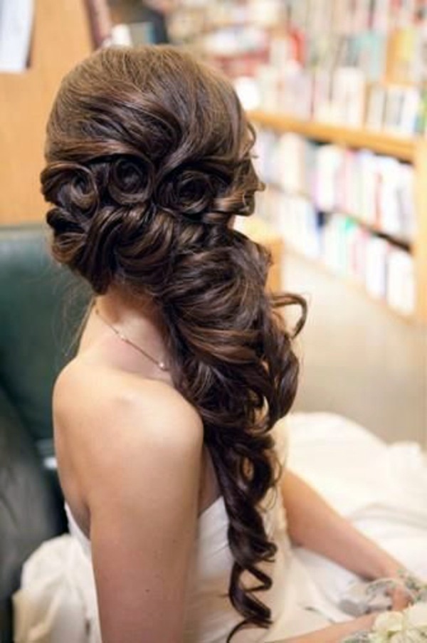 Bridal hairstyle half open - come on in style under the hood!