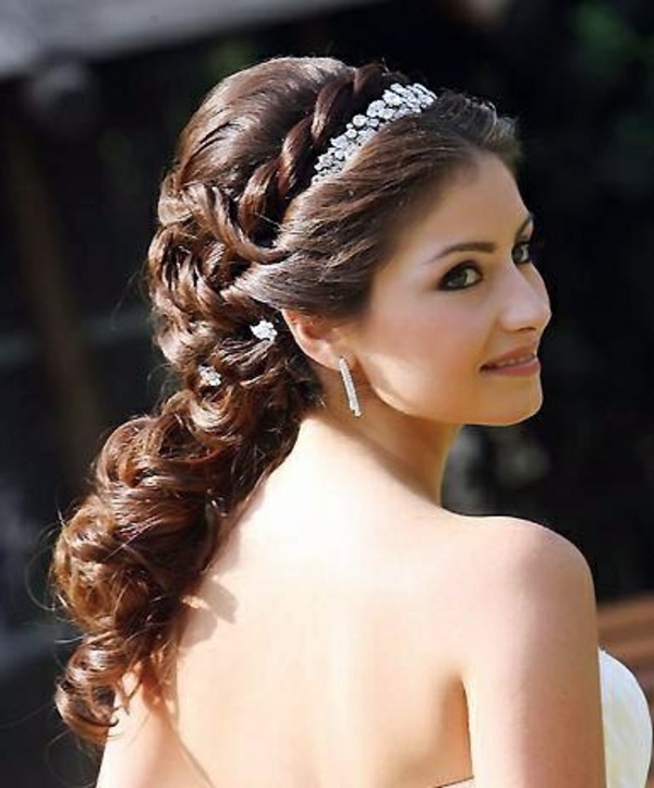 Bridal hairstyle half open - come on in style under the hood!